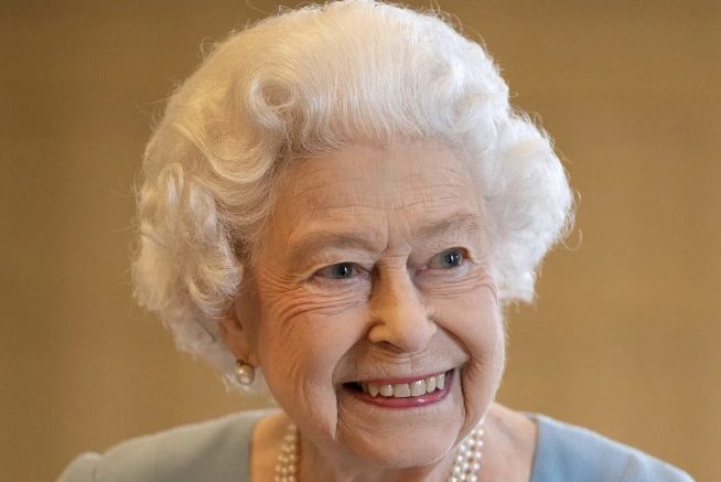 Queen Elizabeth Has Reportedly Returned To Work 9 Days After Positive Covid Test Result