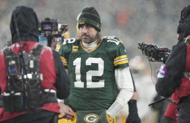 Nfl Twitter Goes Off On Drama King Aaron Rodgers For So-called Update