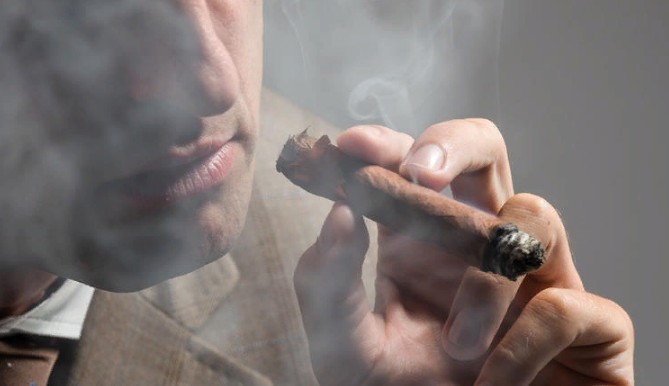 Smoking Reduces Wealth's Tendency To Increase Life Expectancy