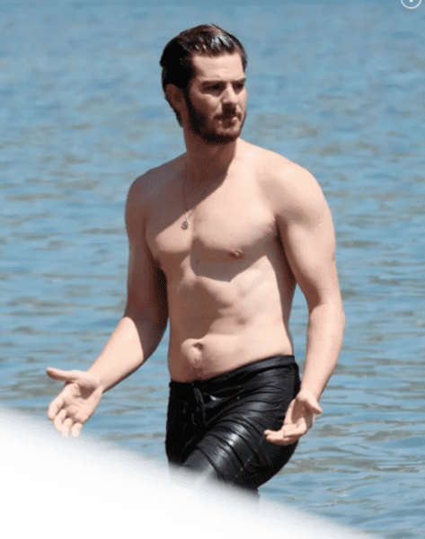 andrew-garfield-is-toned-in-a-recent-holiday-photo