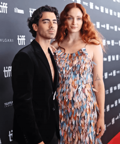 red-carpet-debut-for-sophie-turner-and-joe-jonas-shows-off-their-stunning-wardrobes